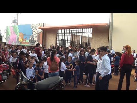 Padres y estudiantes cierran escuela en reclamo de rubros en Chaipé