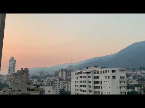 Una humareda por incendios cubre gran parte de Caracas