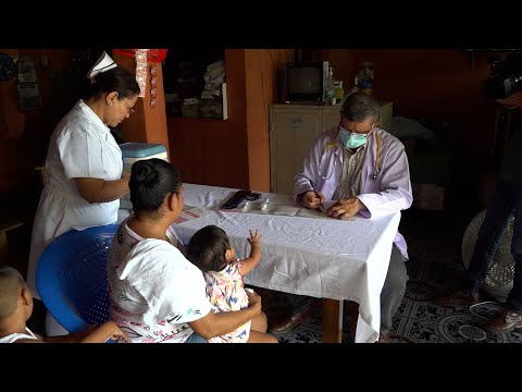 Pobladores del barrio Rafael Ríos atienden su salud en clínica móvil