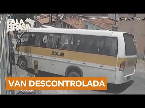 Motorista perde controle de van e prensa jovem contra muro de casa em MG