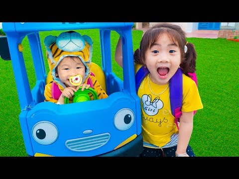 Wheels on the Bus | Nursery Rhymes & Kids Songs