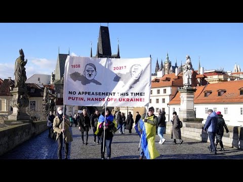 بدون تعليق: سلسلة بشرية في براغ وكييف للتضامن مع أوكرانيا في ظل تصاعد الأزمة مع موسكو