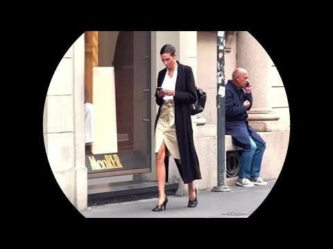 ♡秋の始まり【ミラノファッション】大胆な色使いで街が色ずく　シルクスカーフのようなワンピースやガウンのようなアイテム　ミラノのファッションは楽しい！#ミラノファッション #milanfashion