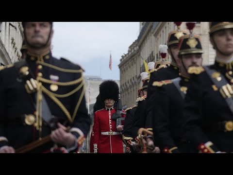 NO COMMENT: Desfile histórico de la Guardia británica y la Guardia Nacional francesa en el Elíseo