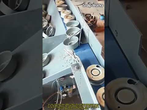 컨베이어 벨트 위 금속 프레스 <strong>캡</strong> 자동 정렬 과정 #worker #process #manufacturing #engineering #production