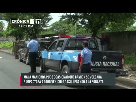 Conductor de camión pierde control y se vuelca en la Carretera Norte, Managua - Nicaragua