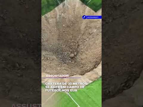 Cratera gigante se abre no meio de campo de futebol nos Estados Unidos