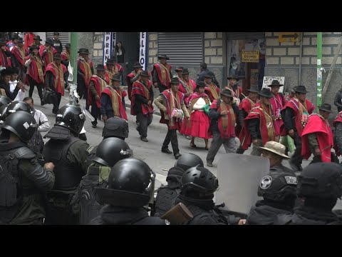 Aymara Indigenous group marches in La Paz to protest shortages of dollars and fuel | AFP