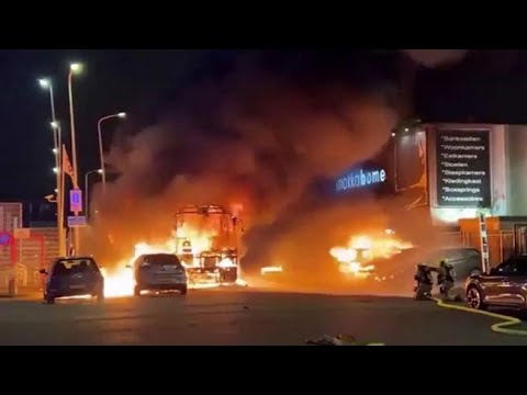 Auto date alle fiamme, lanci di pietre e fumogeni: violenti scontri tra gruppi eritrei e polizia...