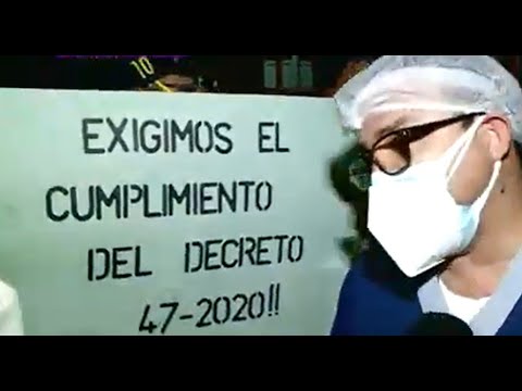 Personal de salud, protesta a las afueras del Hospital Móvil de San Pedro Sula