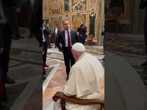 Insólita recepción con el Papa Francisco: un joven de Aragón le canta una jota