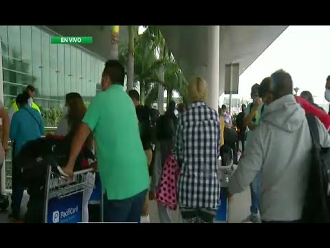 Cientos de ecuatorianos viajan a los Estados Unidos para vacunarse contra el COVID-19