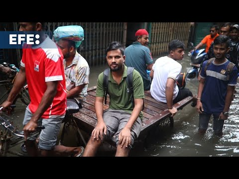 Fuertes lluvias inundan calles y paralizan la vida en la capital de Bangladés