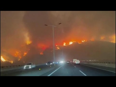 Impressionante incendio sulle colline attorno a Valparaiso in Cile: un muro di fuoco visibile...