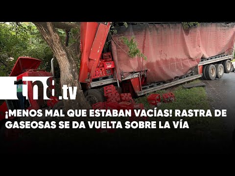 ¡Se salvó! Conductor de rastra de gaseosas pierde el control sobre la vía Juigalpa-Managua