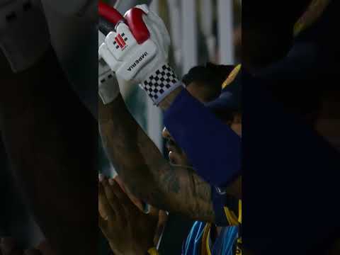 An excellent take outside the boundary by the ball boy as Jayawardena hits a six #PAKvSL MZQ1K