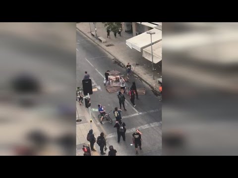 Destruyen restoranes y locales en Bellas Artes: incendiaron barricadas con el mobiliario