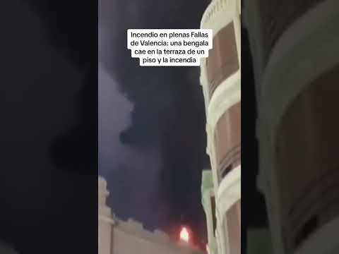 Incendio en plenas Fallas de Valencia: una bengala cae en la terraza de un ático y lo incendia