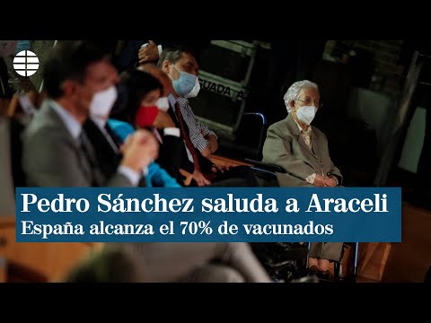 Pedro Sánchez saluda a Araceli, primera vacunada de España, cuando llegamos al 70% de vacunados