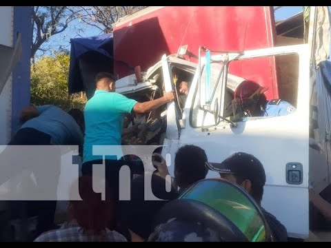 ¡Impactante! Tres «mastodontes» chocan en Carretera Nueva a León
