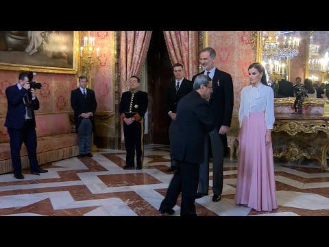 El embajador de Irán no da la mano a la reina Letizia