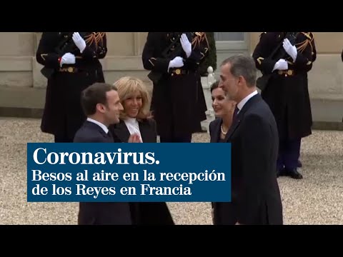 Coronavirus: besos al aire en la recepción a los Reyes de Macron y su esposa