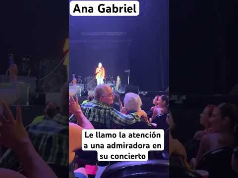 El momento que Ana Gabriel len pleno concierto le dijo a una admiradora que se sentara y no bailara