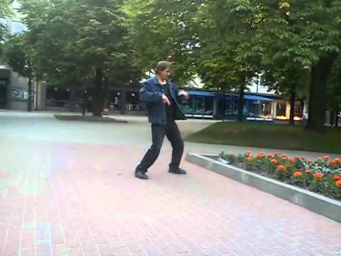 Video: Robot dance level - Over 9000