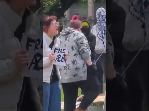 Manifestante pro-palestina comienza a gritar como una loca, cuando ve la bandera de Israel