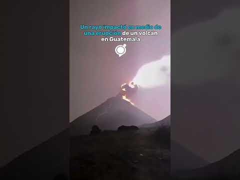 Un rayo impactó en medio de una erupción de un volcán en Guatemala