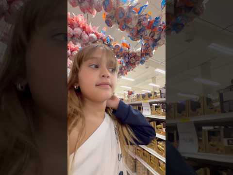 Clarinha escolhendo ovo de Páscoa