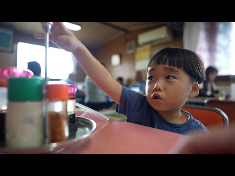 臨月妊婦と昼飯探し～昭和の食堂で回転カスターが気になる４歳男