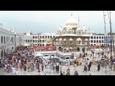 Sikhs gather for Vaisakhi harvest festival in Pakistani border town