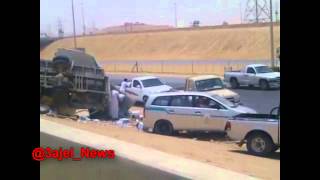 إنقلاب شاحنة محملة بكراتين المياه على طريق الرياض-المزاحمية و بعض الناس تسرق !