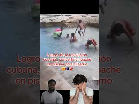 Niños en Cuba hacen de un gran hueco en el medio de la calle, su piscina