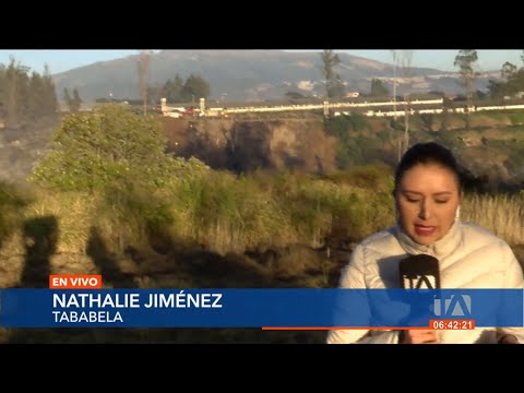 Bomberos de Quito trabajan en Tababela para aplacar el incendio