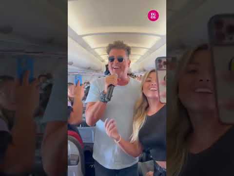 Carlos Vives sorprende a los pasajeros de un avión con un concierto improvisado en pleno vuelo