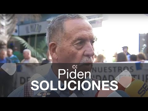 Los afectados por el  volcán piden soluciones al Parlamento.