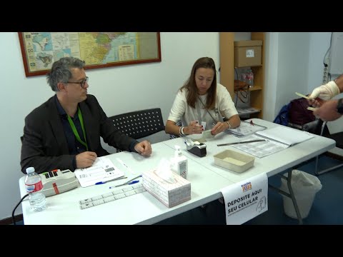 Brasileños residentes en Madrid acuden a votar en unas elecciones muy polarizadas