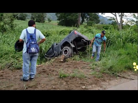 Conductor termina en hondonada tras capearse camión #ResumenCopán