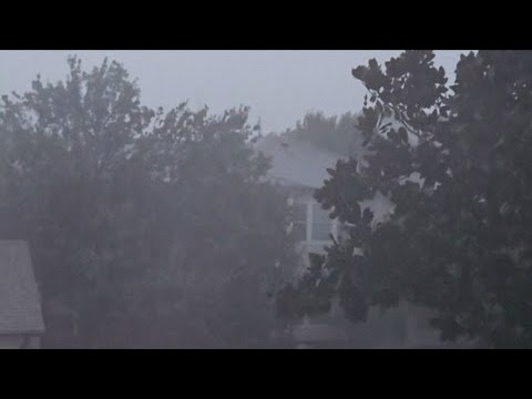 Captan en video los fuertes vientos de Beryl en Houston