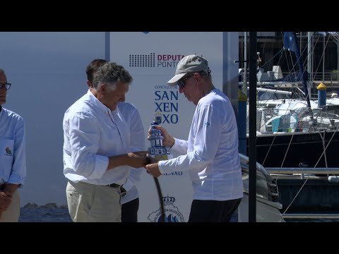 El rey emérito Juan Carlos I recoge el premio de las regatas de Sanxenxo