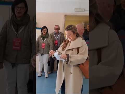 La candidata de Sumar a lehendakari, Alba García, olvida la papeleta cuando iba a votar