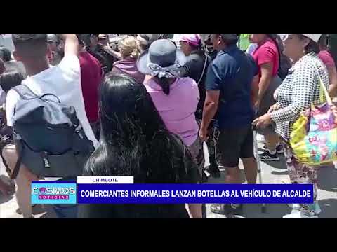 Chimbote: Comerciantes informales lanzan botellas al vehículo de alcalde