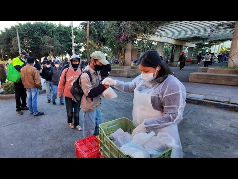Católicos brindan alimentos a personas en situación de calle