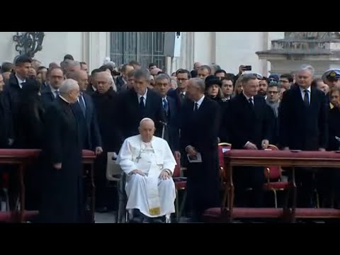 El Papa Francisco llega al funeral de Benedicto XVI