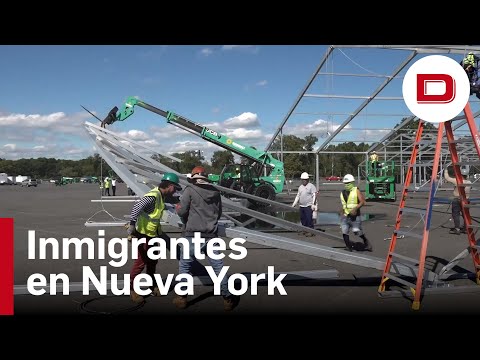 Enormes carpas se levantan en Nueva York ante la oleada de inmigrantes