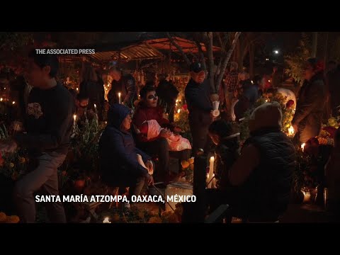 Mexicanos en Oaxaca honran a difuntos en el Día de Muertos