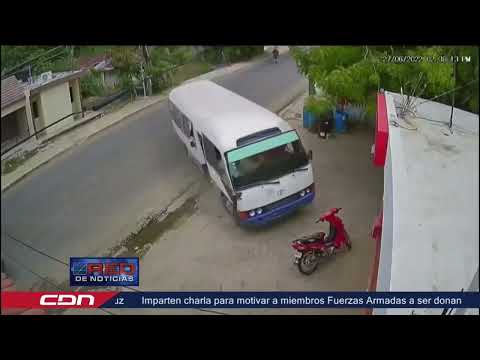Conductor de autobús choca contra una oficina de empresa telefónica