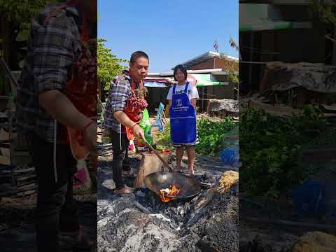 ข้าวผัดสูตรเชฟดำปื้อๆ